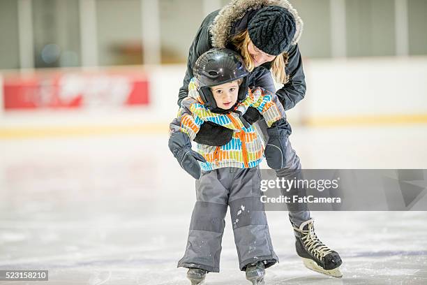 niño aprendiendo a patín - patín sobre hielo fotografías e imágenes de stock