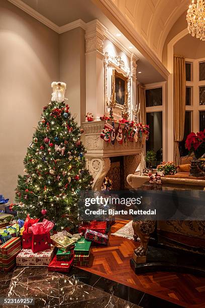 Mansion Get Christmas Trees Photos and Premium High Res Pictures ...