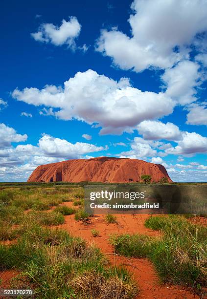 wolken über uluru - uluru stock-fotos und bilder