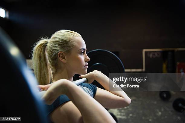 determined athlete lifting barbell in gym - girl in gym stock-fotos und bilder