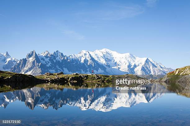 einsamer reisender wanderungen in der nähe von see lac blanc in chamonix - mont blanc massiv stock-fotos und bilder