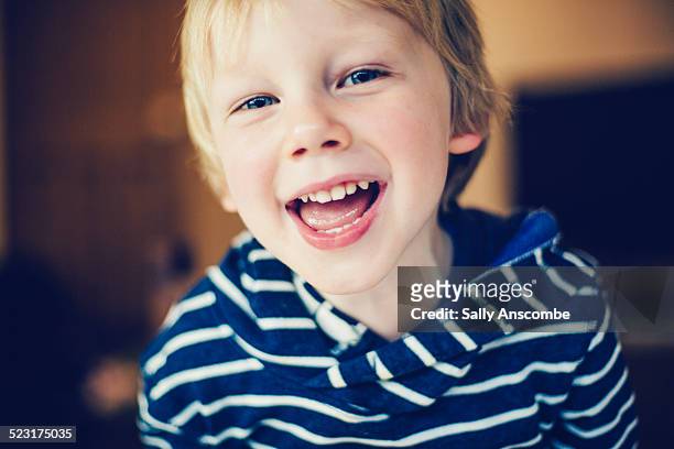 happy smiling little boy - 4 5 ans photos et images de collection