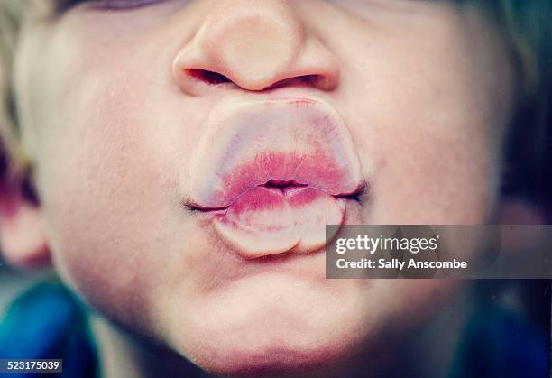 child blowing a kiss - lippenstift afdruk stockfoto's en -beelden