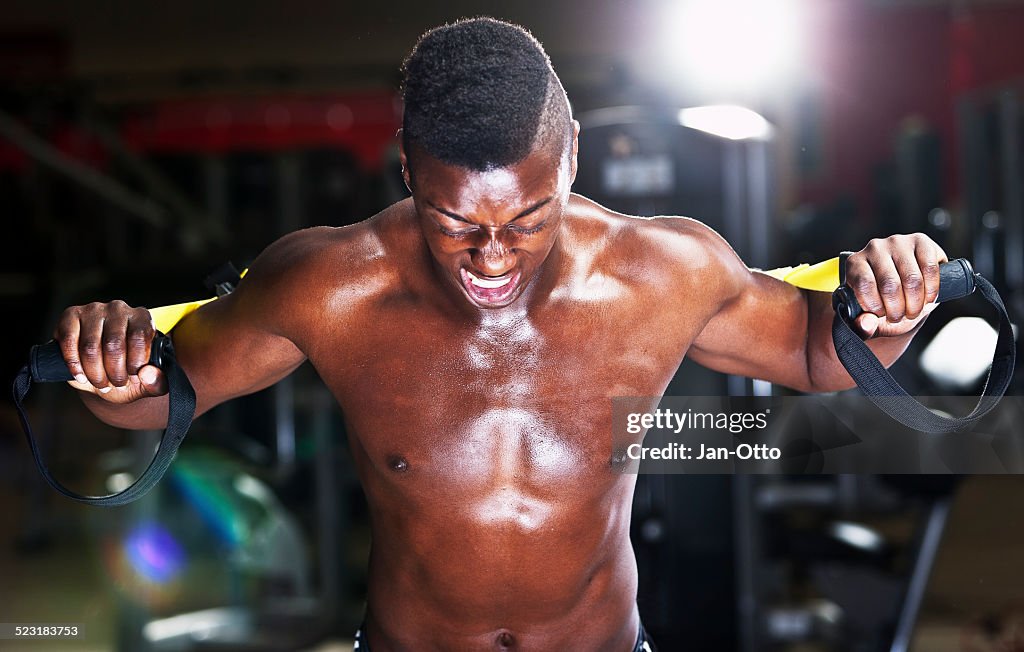 Noir musculous guy formation triceps de la poitrine et la bande trainer