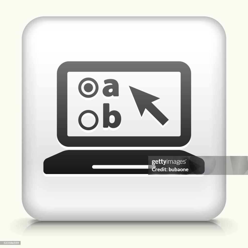 Botão Quadrado com computador portátil e testes Online