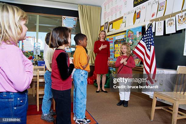 students saying pledge of allegiance in school - amerikanischer treueschwur stock-fotos und bilder