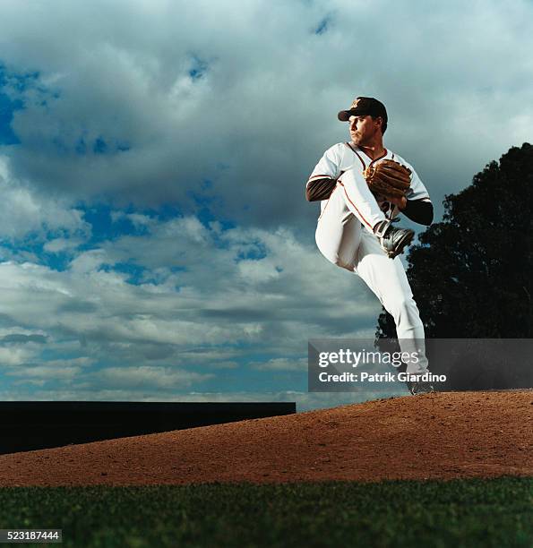 pitcher throwing baseball - 投手 個照片及圖片檔