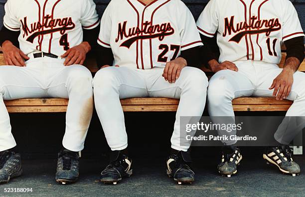 baseball players sitting on bench - banco dos jogadores imagens e fotografias de stock