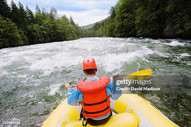 man in river raft - rafting sulle rapide foto e immagini stock