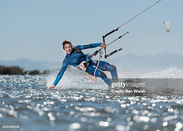 female kite surfer, tarifa, costa de la luz, andalusia, spain - deporte acuático fotografías e imágenes de stock