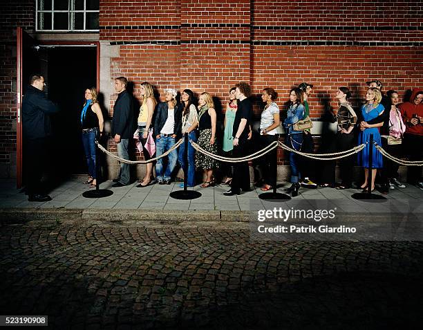 people waiting in line outside club - discoteca fotografías e imágenes de stock