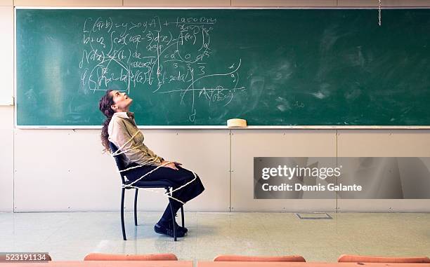 woman struggling with equation - restraining photos et images de collection