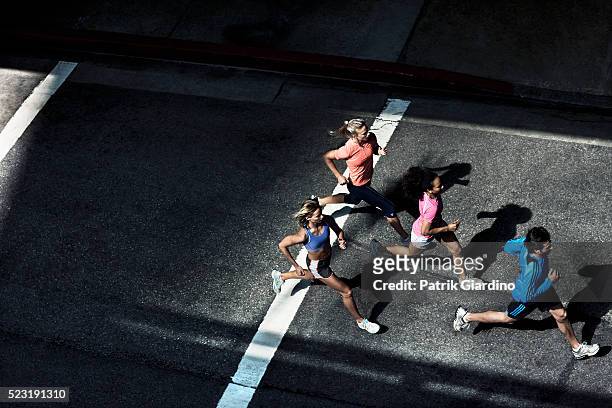 urban runners - carrera fotografías e imágenes de stock