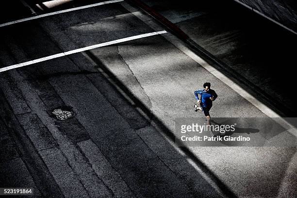 young man running - man running foto e immagini stock