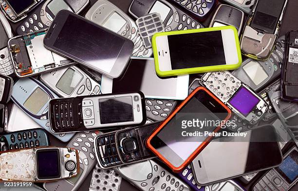 recycling mobile and smart phones - vintage stock - fotografias e filmes do acervo