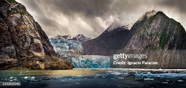 sawyer glacier in inside passage - pasaje interior fotografías e imágenes de stock