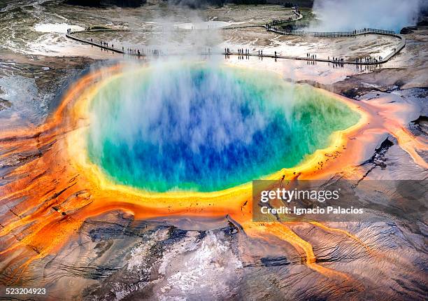 grand prismatic spring, midway geyser, yellowstone - yellowstone national park geyser fotografías e imágenes de stock