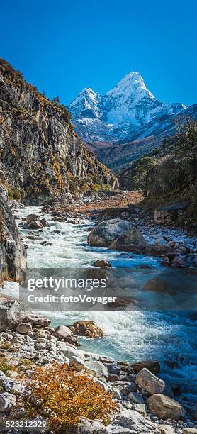 rocky mountain river below snowy peak ama dablam himalayas nepal - khumbu stockfoto's en -beelden