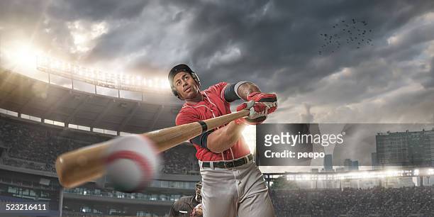 nahaufnahme von einem baseball-spieler schlagen ball - baseball swing stock-fotos und bilder
