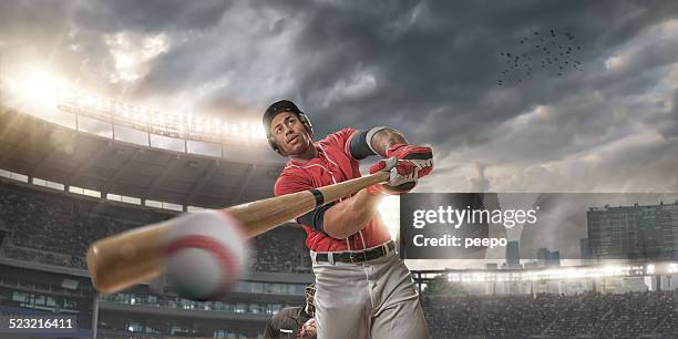 primo piano del giocatore di baseball colpire palla - picchiare foto e immagini stock