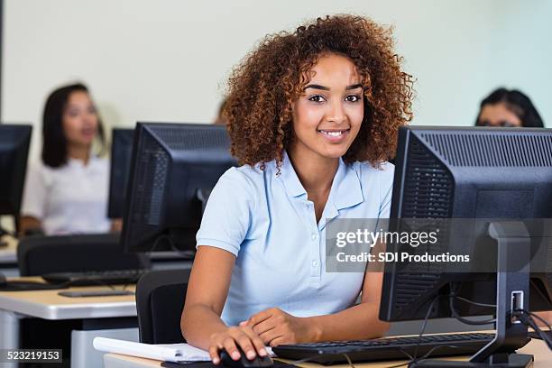 bonito escola privada estudante usando um computador na sala de aula - povo etíope imagens e fotografias de stock