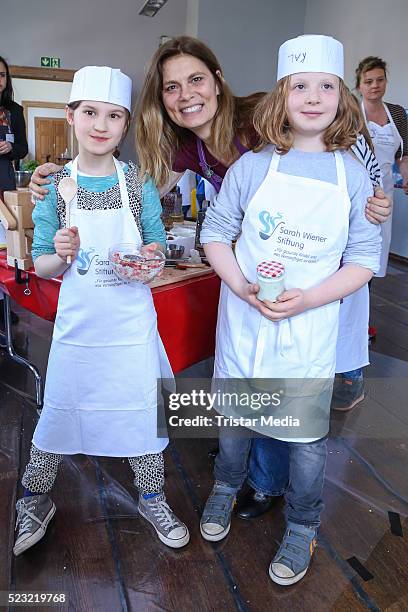 Sarah Wiener poses with kids during the cooking event 'Wie schmeckt das denn?' hosted by the magazine ZEIT Leo and cook Sarah Wiener at Kalkscheune...