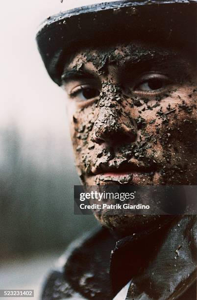 man with face covered in mud - dirty bike stock-fotos und bilder