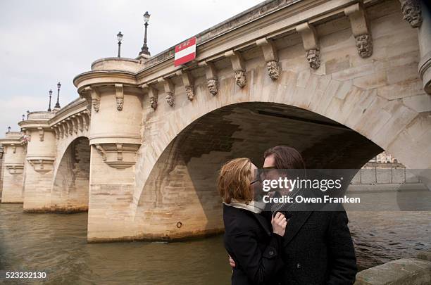 american couple on a pre-honeymoon in paris - pont neuf stock pictures, royalty-free photos & images