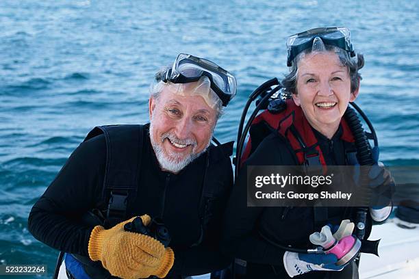 senior couple going scuba diving - old people diving stock pictures, royalty-free photos & images