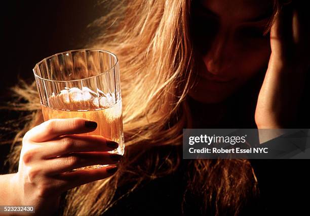 alcoholism - drunk fotografías e imágenes de stock