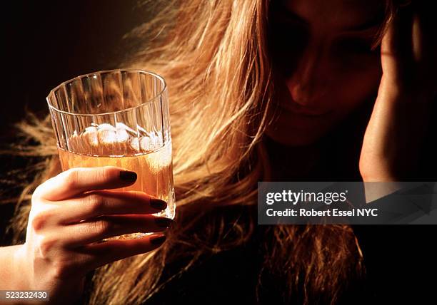alcoholism - alcoholisme stockfoto's en -beelden
