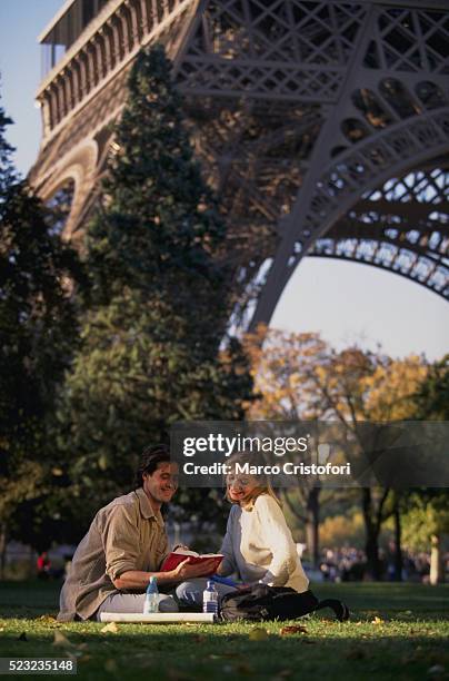 couple under the eiffel tower - paris, france - romantic picnic stockfoto's en -beelden