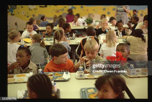 first grade students eating lunch - archive black and white stock-fotos und bilder