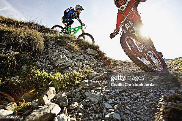 two bikers riding down a trail - mountain biking fotografías e imágenes de stock