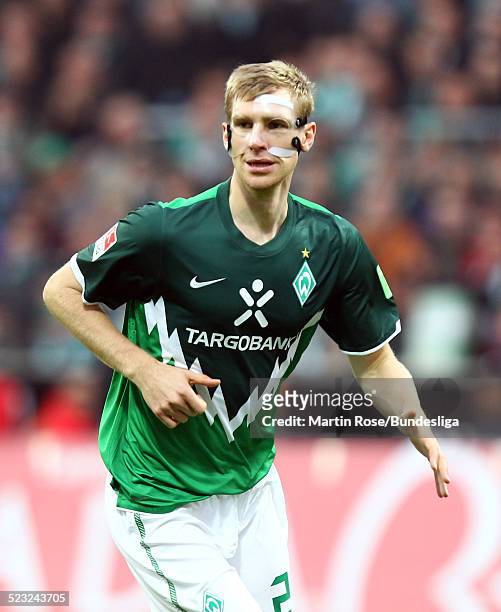 Bremen's Per Mertesacker spielt mit einem Gesichtsschutz waehrend des Bundesligaspiels zwischen SV Werder Bremen und Hamburger SV im Weser Stadion am...