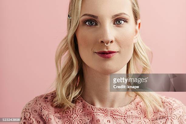 schöne frau porträt in rosa - piercing stock-fotos und bilder