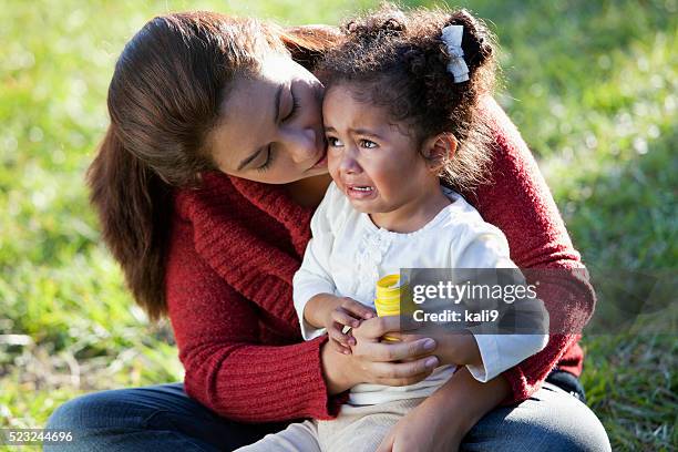 hispanische mutter, tochter köstlichen weinen - child crying stock-fotos und bilder