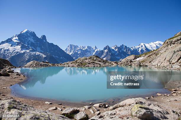 majestic mont blanc massif reflected in lac blanc - auvergne rhône alpes stockfoto's en -beelden