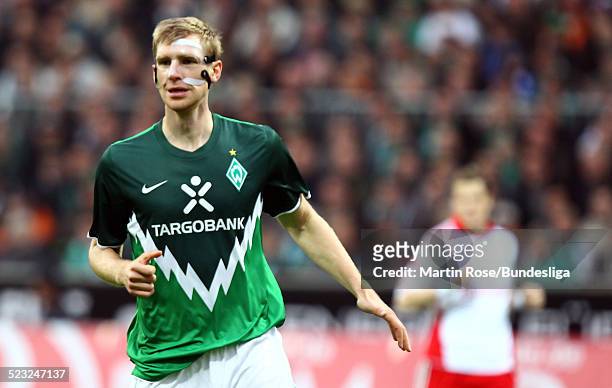 Bremen's Per Mertesacker spielt mit einem Gesichtsschutz waehrend des Bundesligaspiels zwischen SV Werder Bremen und Hamburger SV im Weser Stadion am...
