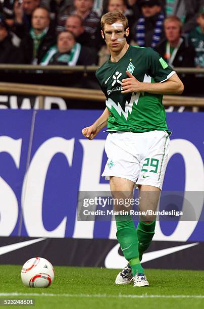 Bremen's Per Mertesacker spielt mit einem Gesichtsschutz waehrend des Bundesligaspiels zwischen SV Werder Bremen und Hamburger SV im Weser Stadion am...