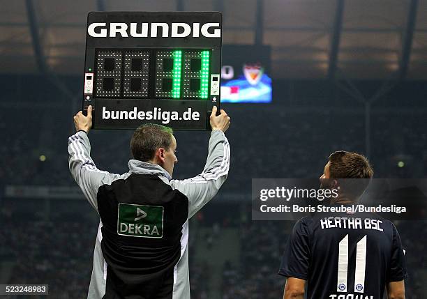 Der vierte Schiedsrichter hebt die neue Schiedsrichtertafel mit bundesliga.de Werbung in die Hoehe zur Einwechslung con Tunay Torun waehrend des...