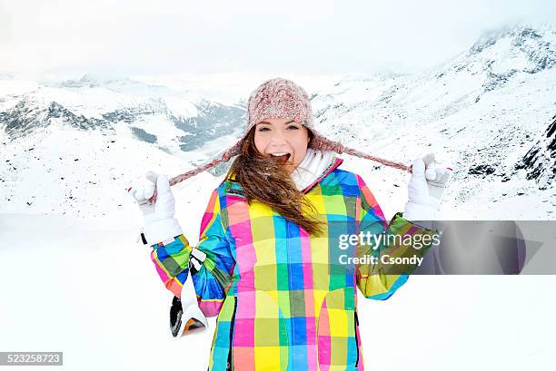 junge frau im schnee - winterjacke stock-fotos und bilder