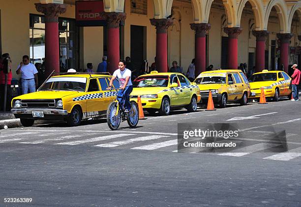 san salvador, el-salvador: taxis en parque libertad - san salvador stock pictures, royalty-free photos & images
