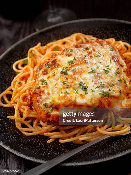 chicken parmesan with spaghetti - chicken parmigiana stock pictures, royalty-free photos & images