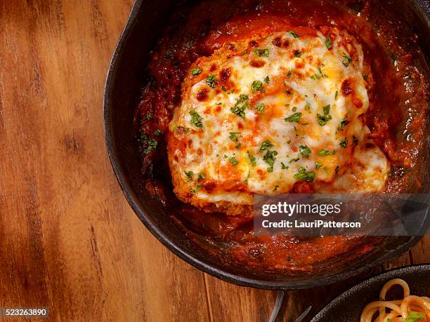 chicken parmesan with spaghetti - chicken parmigiana stock pictures, royalty-free photos & images