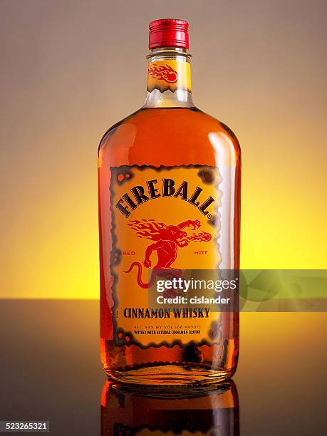 Fireball Botella Fireball Drink Fotografías e imágenes de stock - Getty Images
