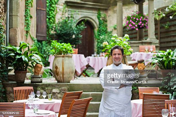 proud restaurant owner - restaurateur photos et images de collection