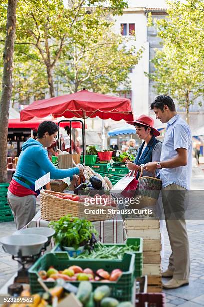couple at outdoor market - aude imagens e fotografias de stock