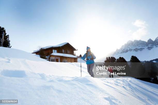 two young women snowshoeing, schatzer hut, eisacktal, south tyrol, italy - schneeschuhwandern stock-fotos und bilder