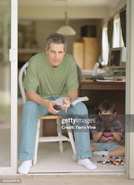 man holding a telephone - men in white socks 個照片及圖片檔